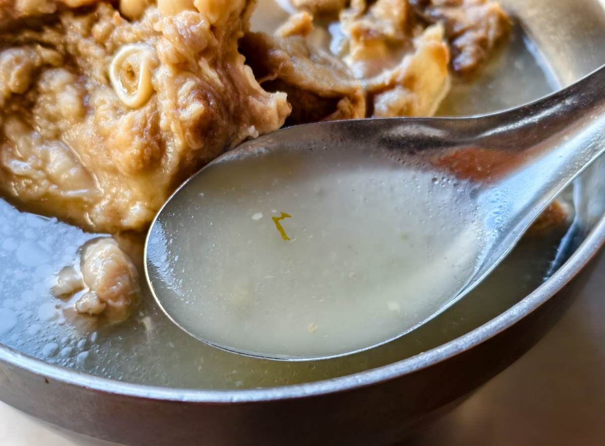 [高雄]吳家豬血湯-70年高雄豬血湯老店!肉骨湯加炒米粉台味高雄早餐 @美食好芃友（芃芃）