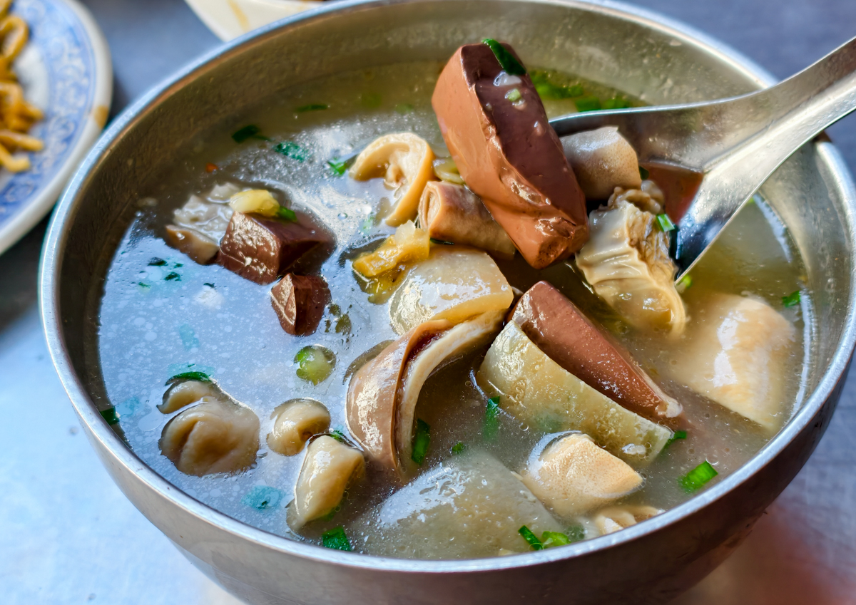 [高雄]吳家豬血湯-70年高雄豬血湯老店!肉骨湯加炒米粉台味高雄早餐 @美食好芃友（芃芃）