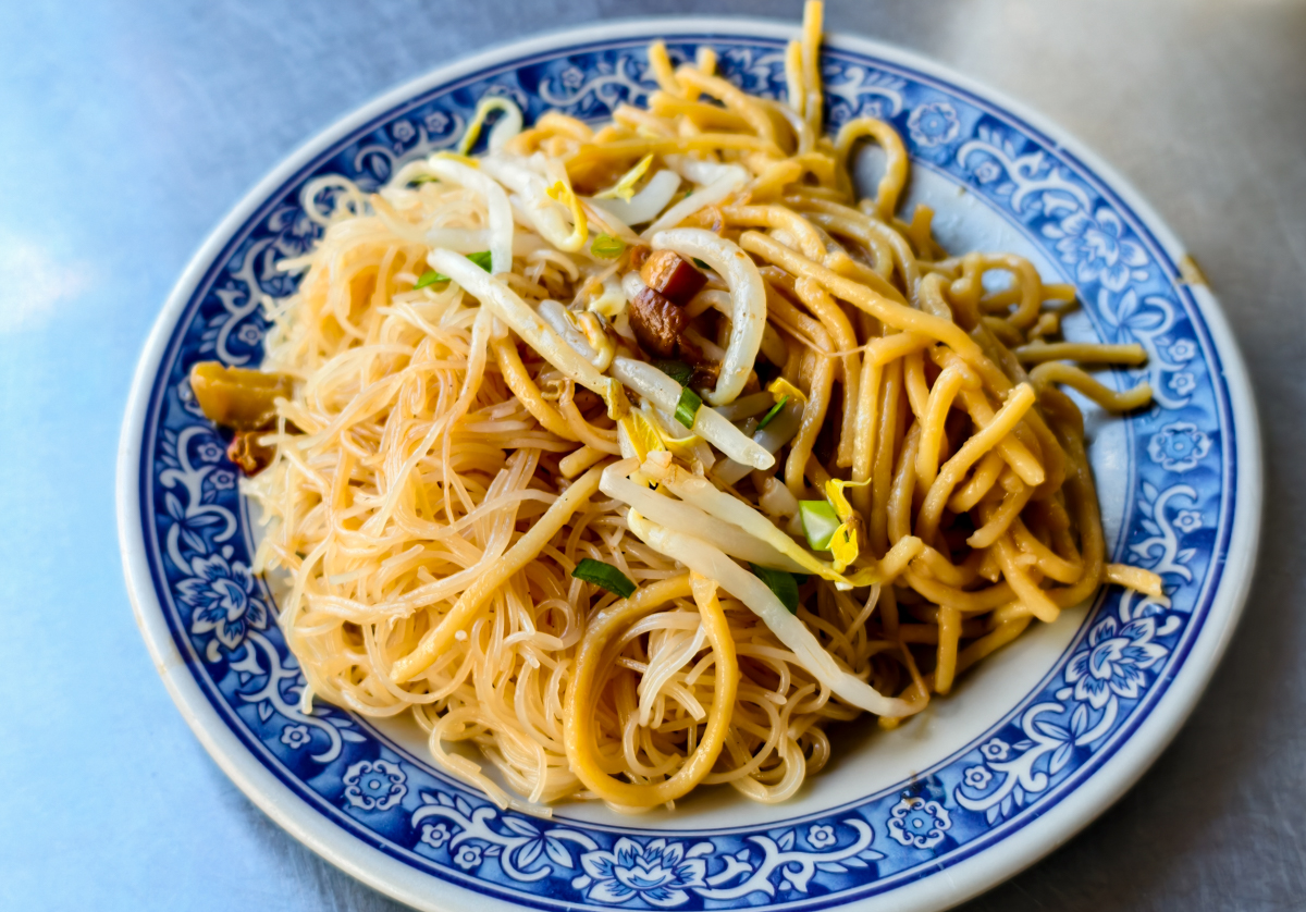 [高雄]吳家豬血湯-70年高雄豬血湯老店!肉骨湯加炒米粉台味高雄早餐 @美食好芃友（芃芃）