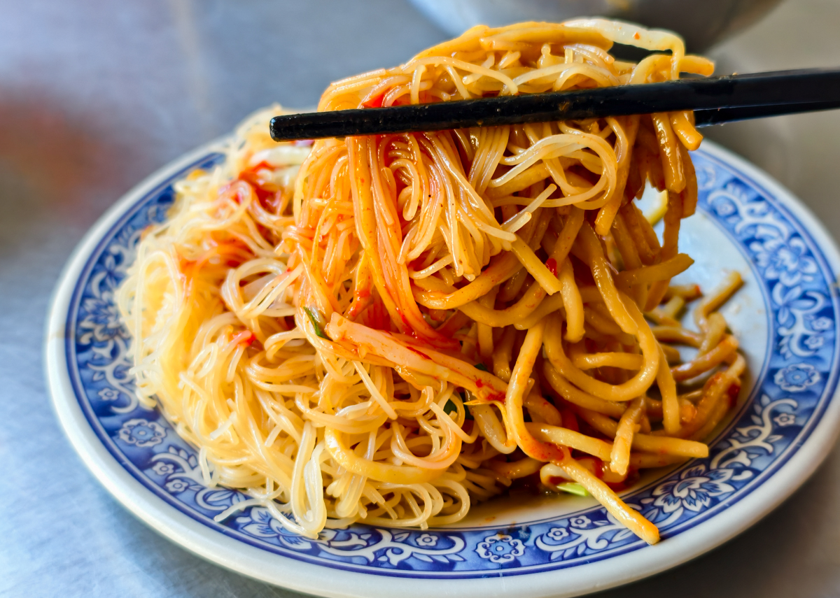 [高雄]吳家豬血湯-70年高雄豬血湯老店!肉骨湯加炒米粉台味高雄早餐 @美食好芃友（芃芃）