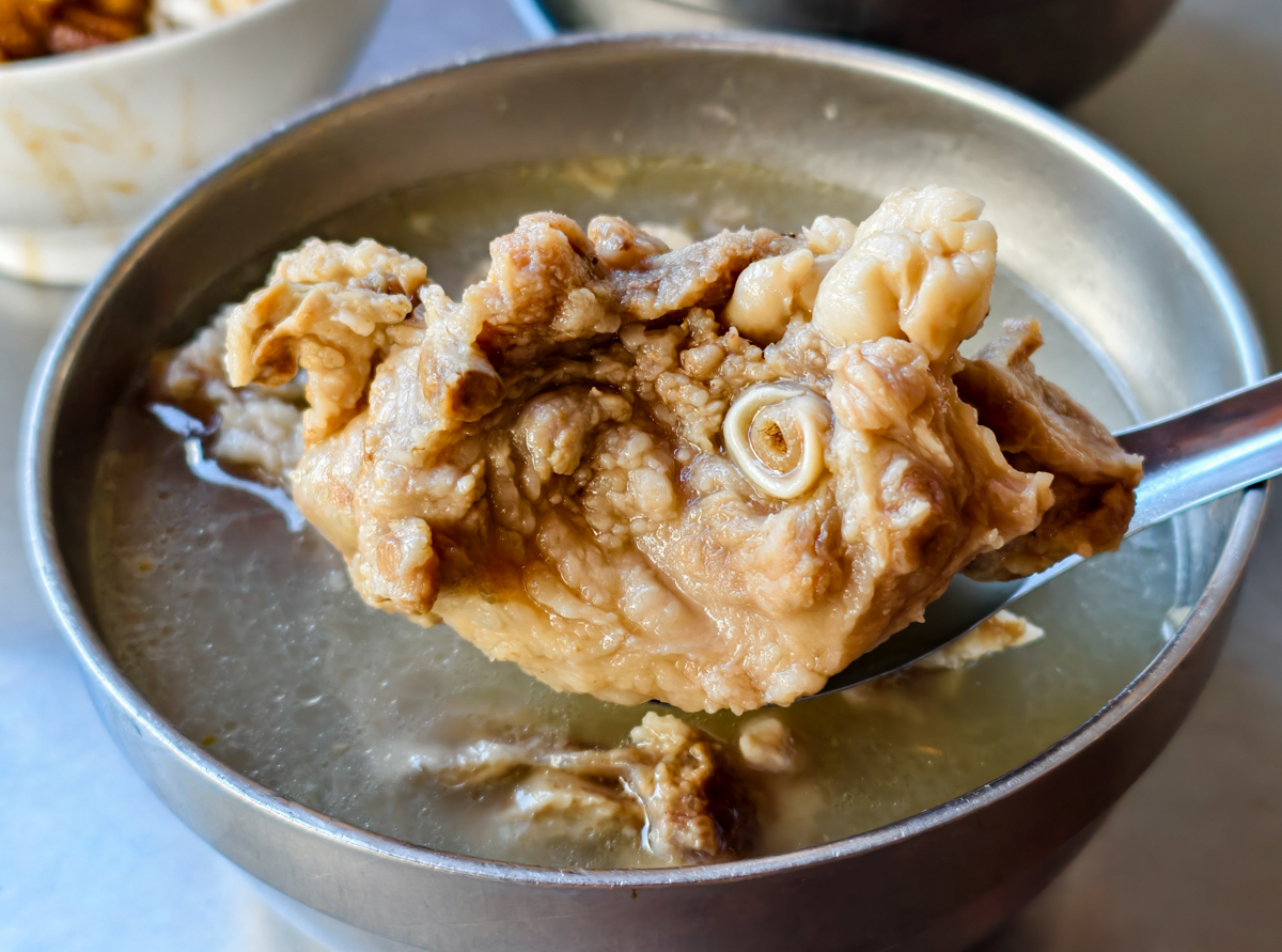 [高雄]吳家豬血湯-70年高雄豬血湯老店!肉骨湯加炒米粉台味高雄早餐 @美食好芃友（芃芃）