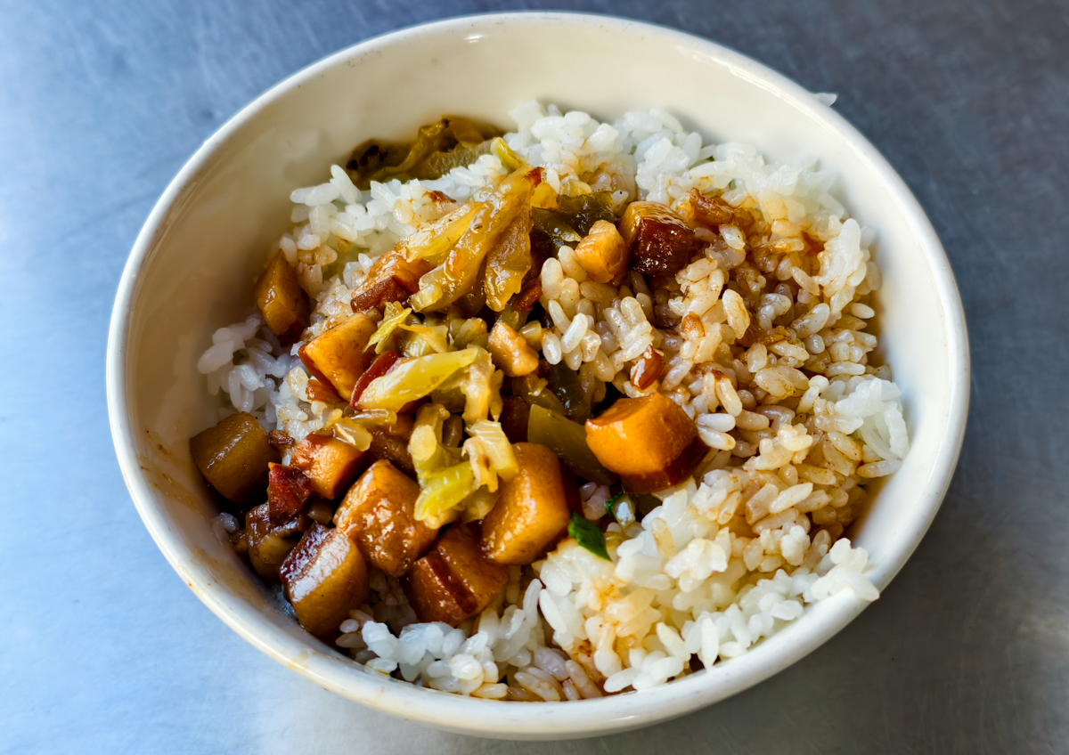 [高雄]吳家豬血湯-70年高雄豬血湯老店!肉骨湯加炒米粉台味高雄早餐 @美食好芃友（芃芃）