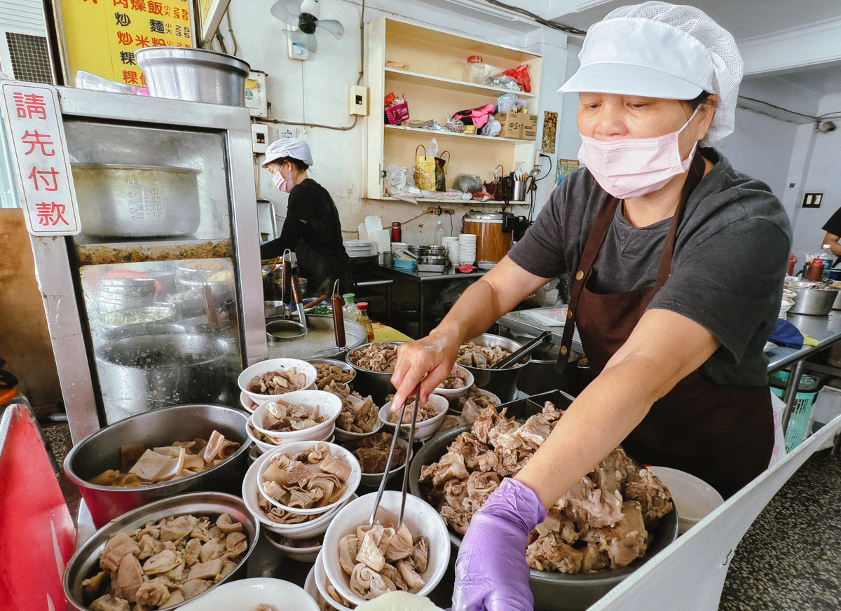 [高雄]吳家豬血湯-70年高雄豬血湯老店!肉骨湯加炒米粉台味高雄早餐 @美食好芃友（芃芃）