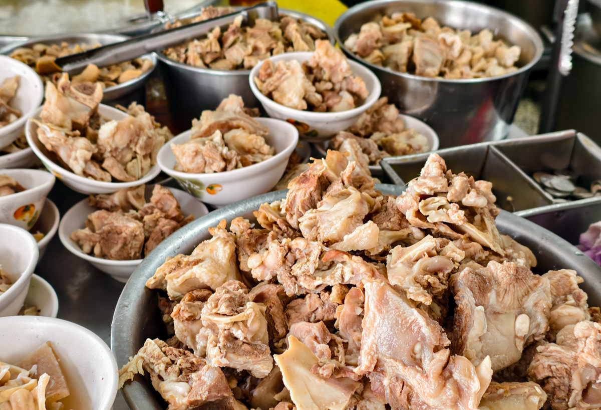 [高雄]吳家豬血湯-70年高雄豬血湯老店!肉骨湯加炒米粉台味高雄早餐 @美食好芃友（芃芃）