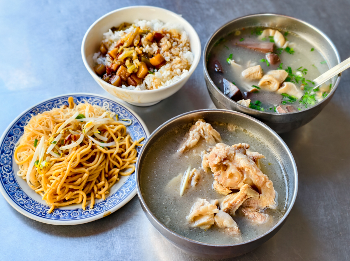 [高雄]吳家豬血湯-70年高雄豬血湯老店!肉骨湯加炒米粉台味高雄早餐 @美食好芃友（芃芃）