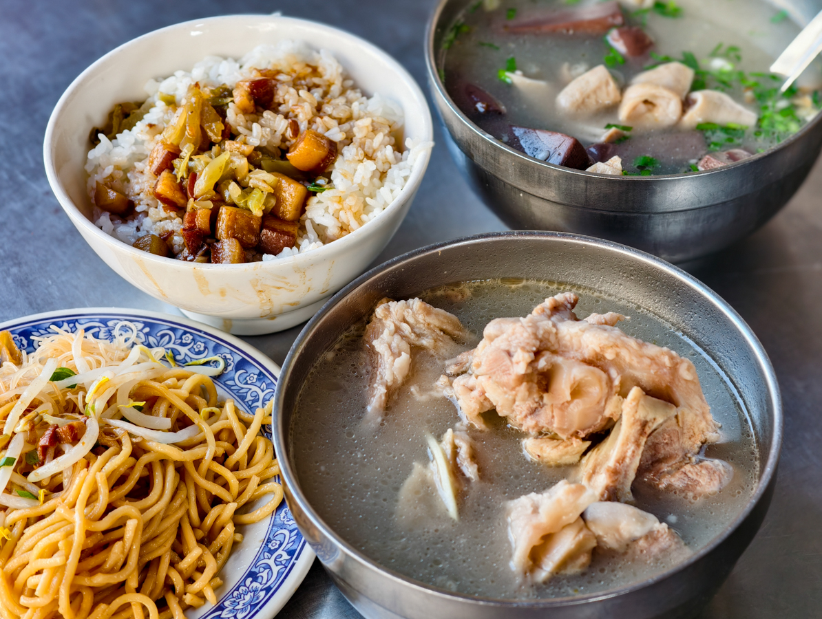 [高雄]吳家豬血湯-70年高雄豬血湯老店!肉骨湯加炒米粉台味高雄早餐 @美食好芃友（芃芃）