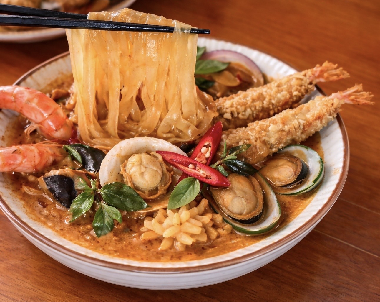 [墾丁]肥貓南洋餐室-墾丁恆春必去南洋風餐廳~一秒出國的森林系盆栽!必點叻沙麵、泰式海鮮酸辣麵 @美食好芃友（芃芃）