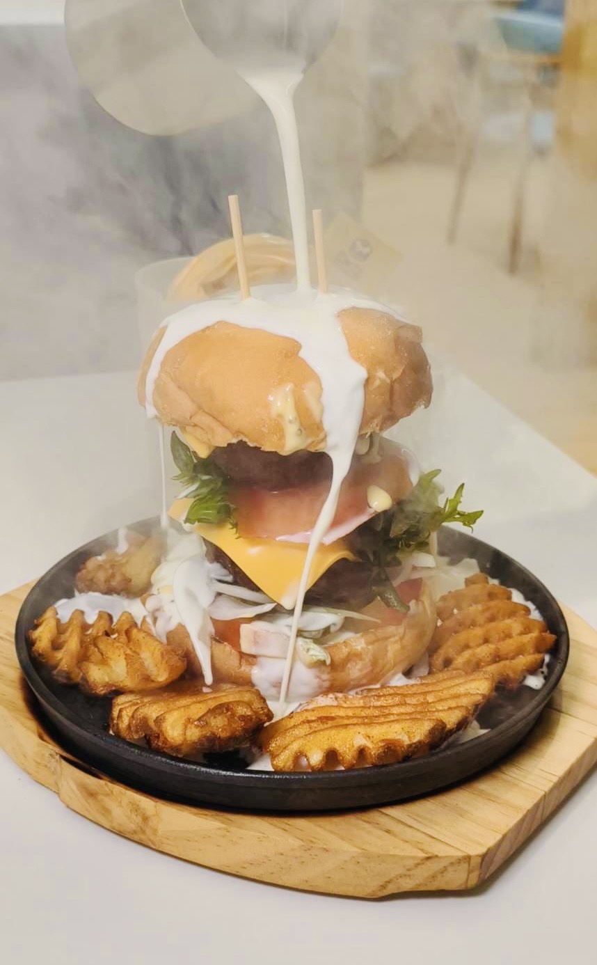 [高雄]Mochi Mochi鬆餅屋高雄義享店-藏在甜點店的超強極上釜飯!儀式感滿滿的日式釜飯x雙色起司瀑布漢堡 @美食好芃友（芃芃）