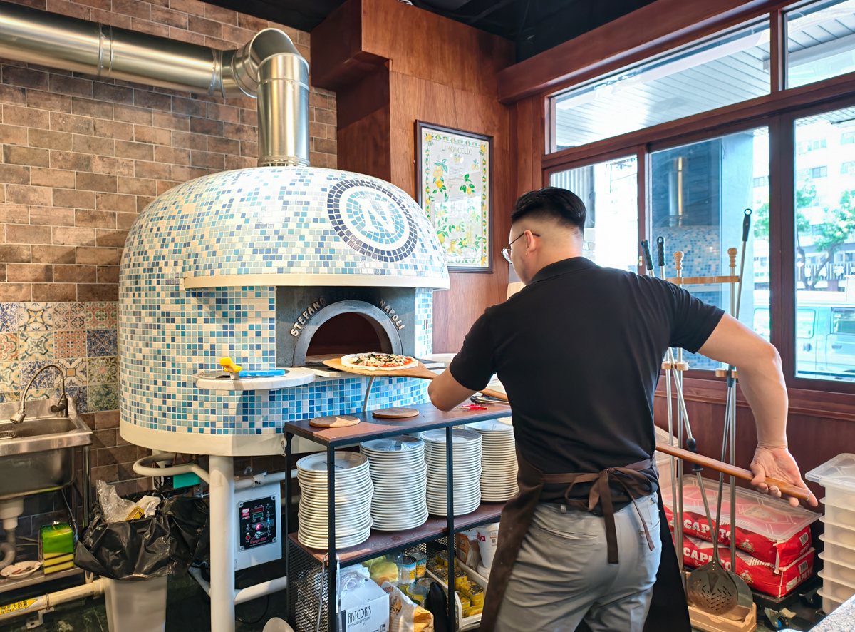 [高雄]巴索托拿坡里披薩-世界冠軍披薩職人全新高雄拿坡里披薩店!正統窯烤拿坡里披薩每種口味都好吃! @美食好芃友（芃芃）