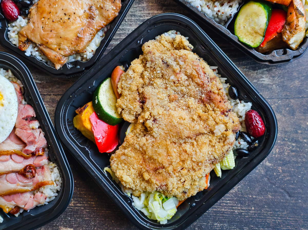 [高雄]大和食堂六合店-每日爆單高雄餐盒店!超大香雞排餐盒x蒸烤爐豐富蔬菜配菜 @美食好芃友（芃芃）