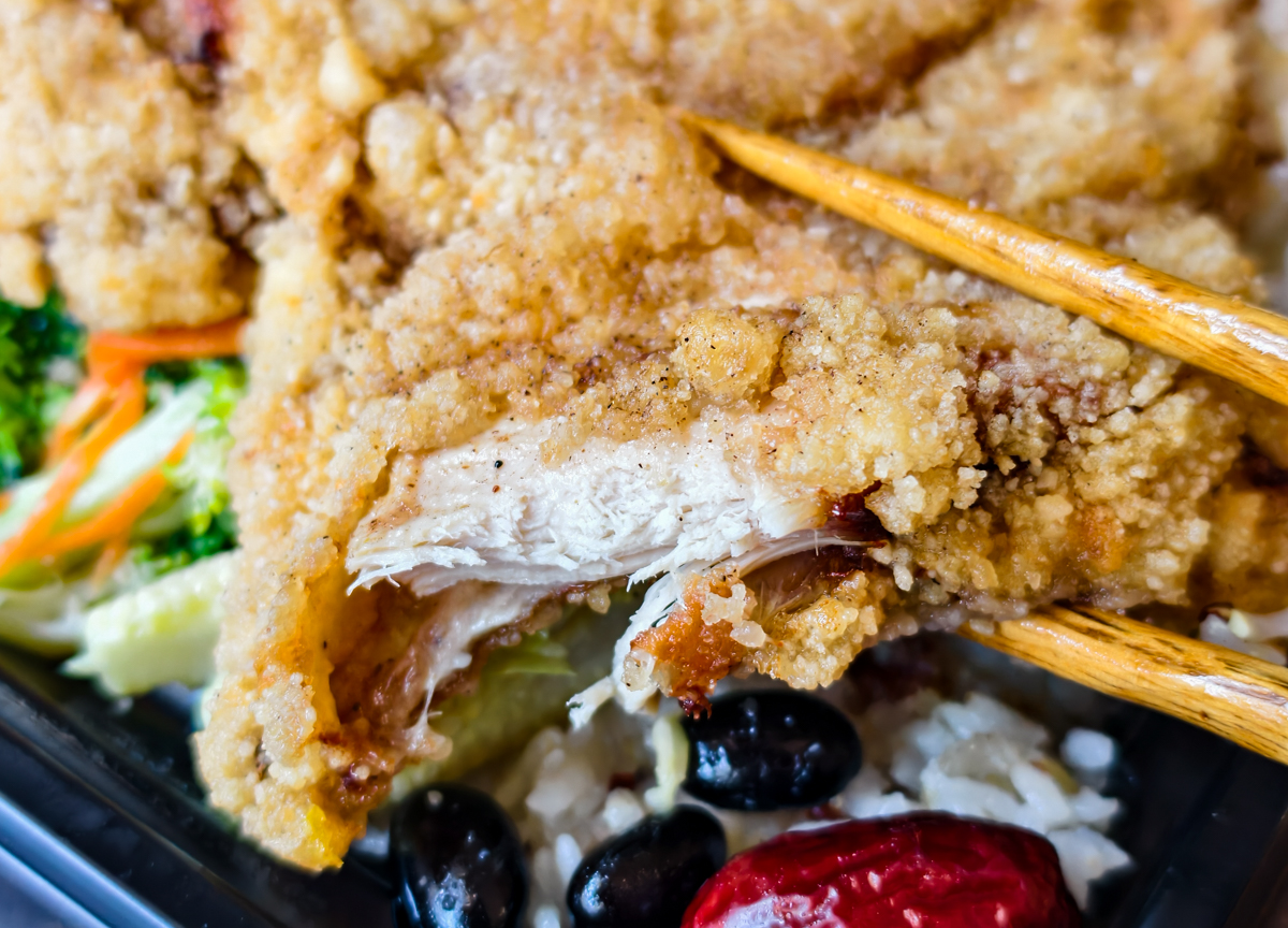 [高雄]大和食堂六合店-每日爆單高雄餐盒店!超大香雞排餐盒x蒸烤爐豐富蔬菜配菜 @美食好芃友（芃芃）