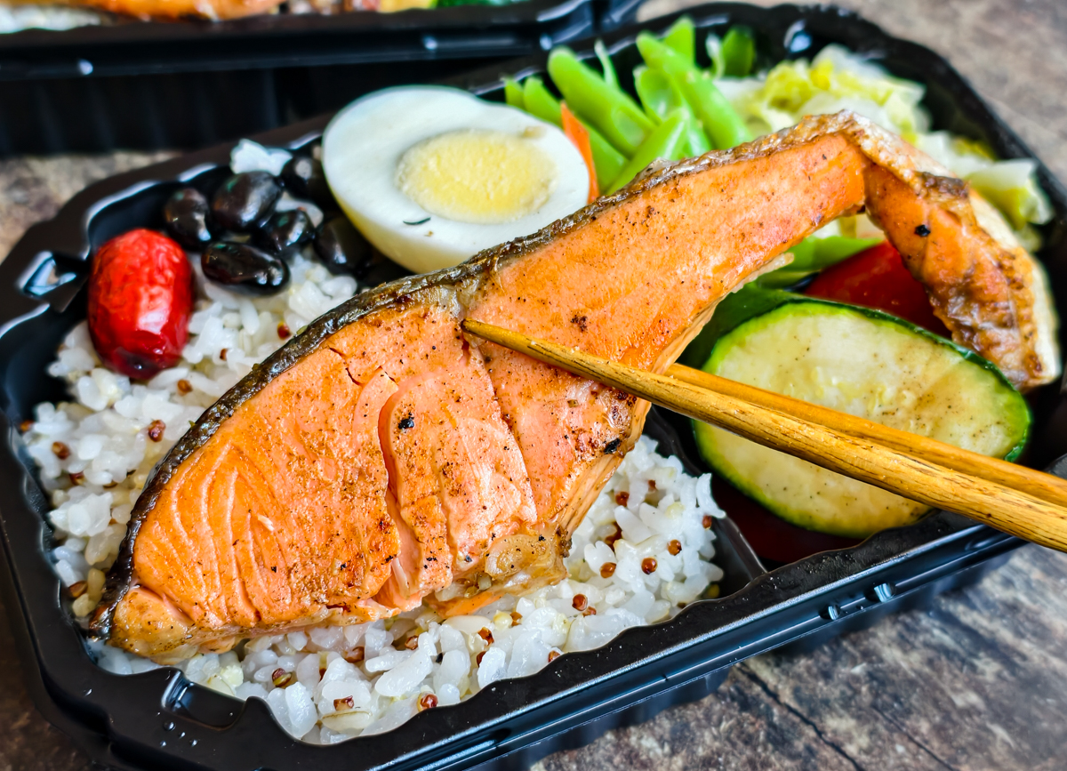 [高雄]大和食堂六合店-每日爆單高雄餐盒店!超大香雞排餐盒x蒸烤爐豐富蔬菜配菜 @美食好芃友（芃芃）