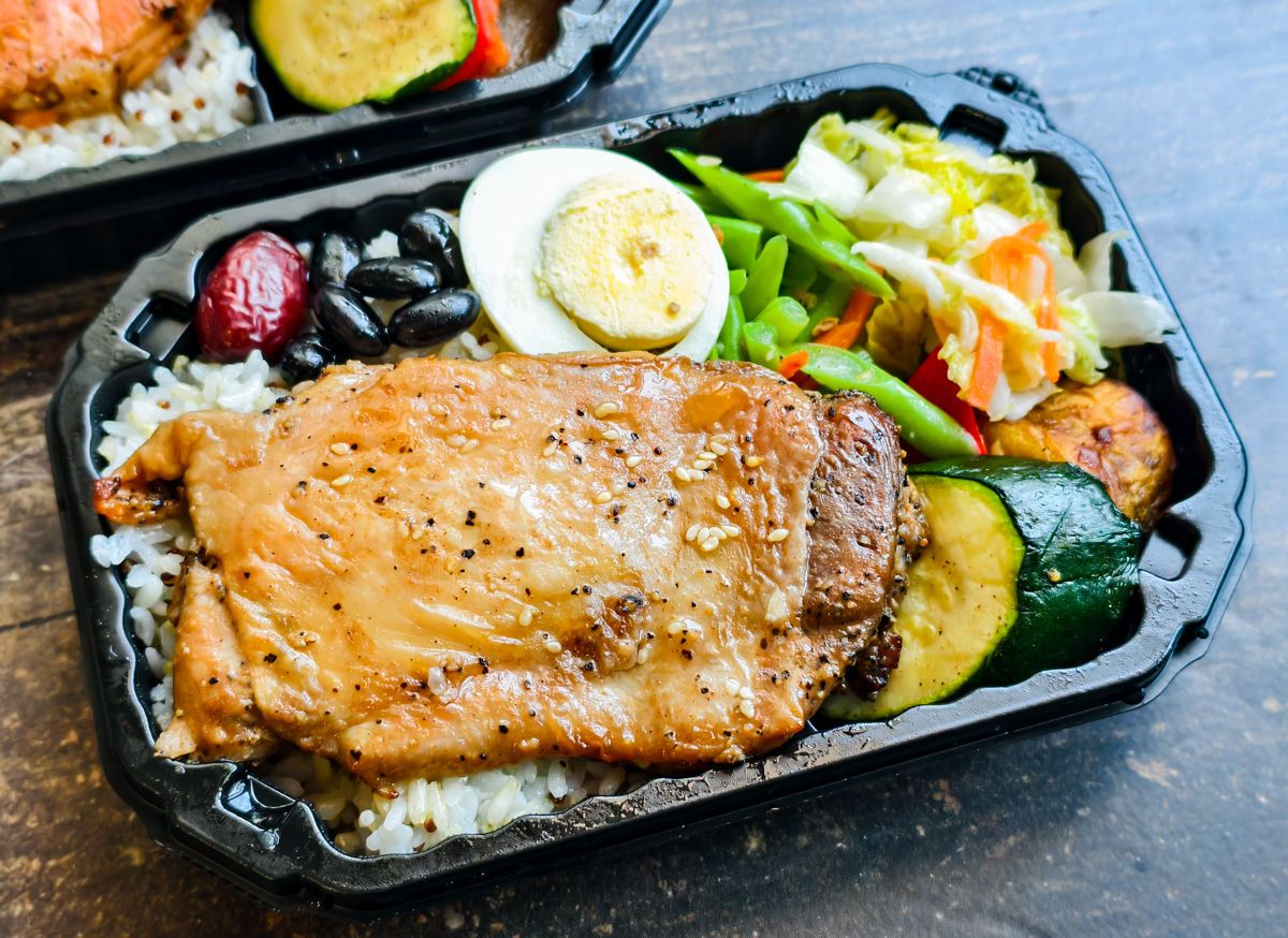 [高雄]大和食堂六合店-每日爆單高雄餐盒店!超大香雞排餐盒x蒸烤爐豐富蔬菜配菜 @美食好芃友（芃芃）