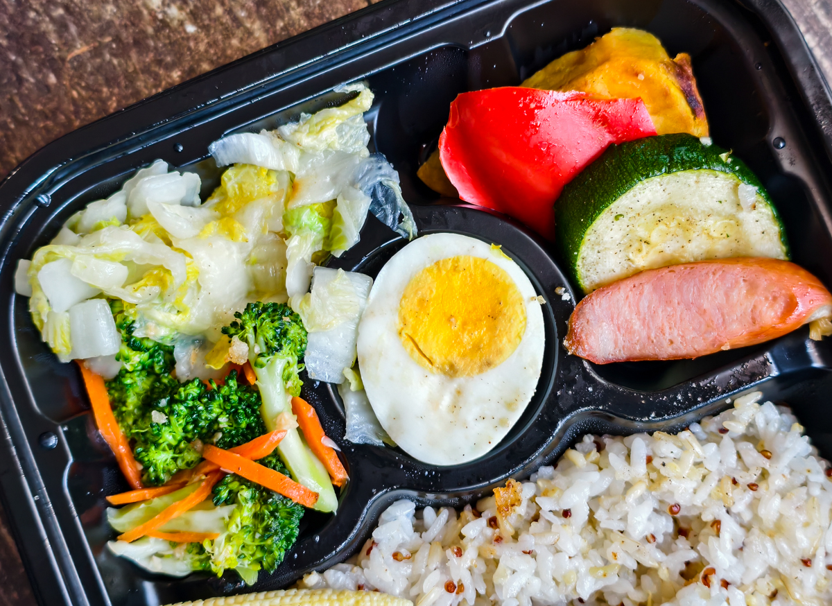 [高雄]大和食堂六合店-每日爆單高雄餐盒店!超大香雞排餐盒x蒸烤爐豐富蔬菜配菜 @美食好芃友（芃芃）