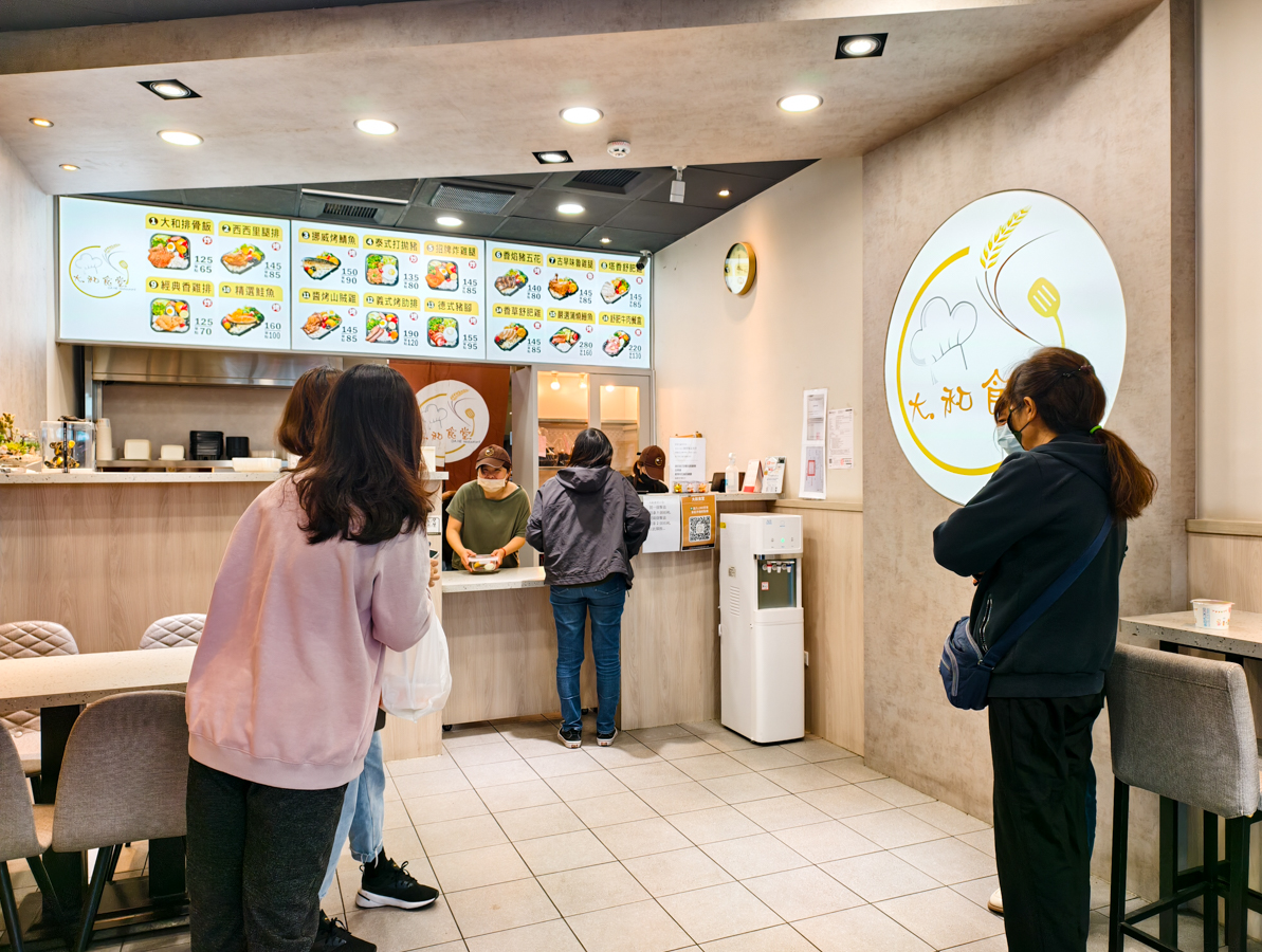 [高雄]大和食堂六合店-每日爆單高雄餐盒店!超大香雞排餐盒x蒸烤爐豐富蔬菜配菜 @美食好芃友（芃芃）