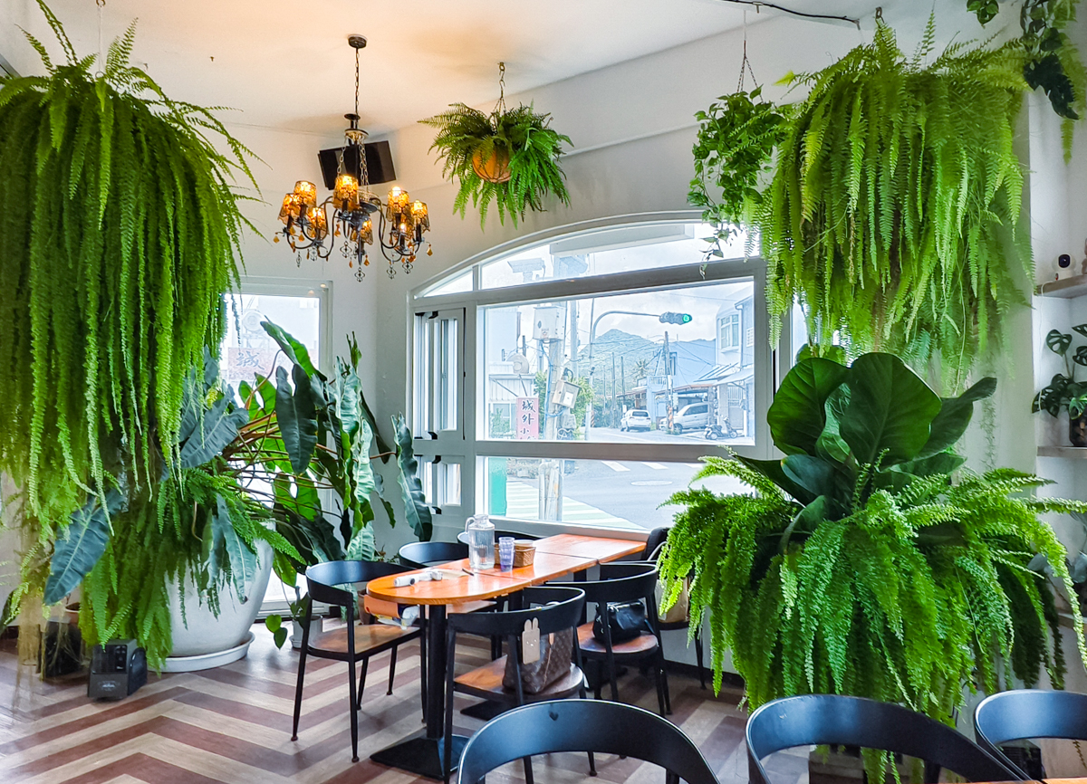 [墾丁]肥貓南洋餐室-墾丁恆春必去南洋風餐廳~一秒出國的森林系盆栽!必點叻沙麵、泰式海鮮酸辣麵 @美食好芃友（芃芃）
