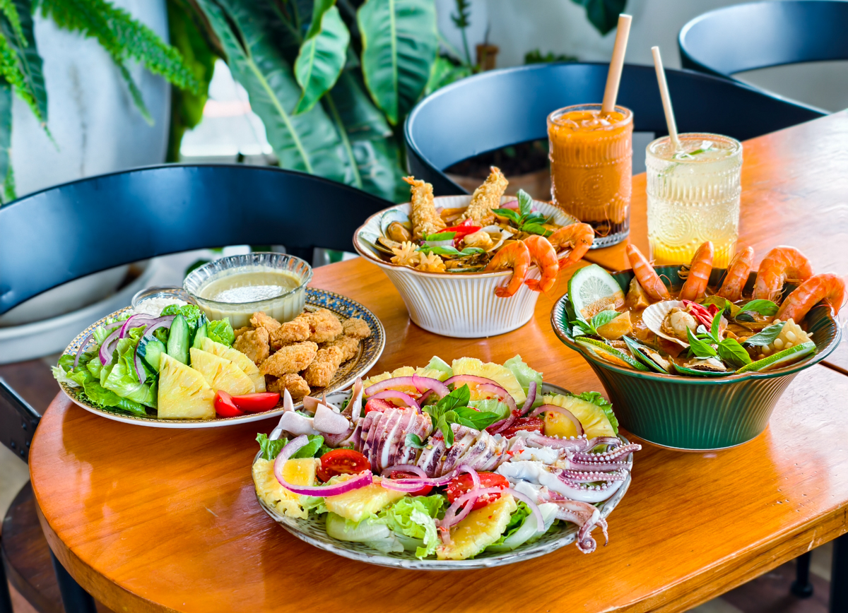 [墾丁]肥貓南洋餐室-墾丁恆春必去南洋風餐廳~一秒出國的森林系盆栽!必點叻沙麵、泰式海鮮酸辣麵 @美食好芃友（芃芃）