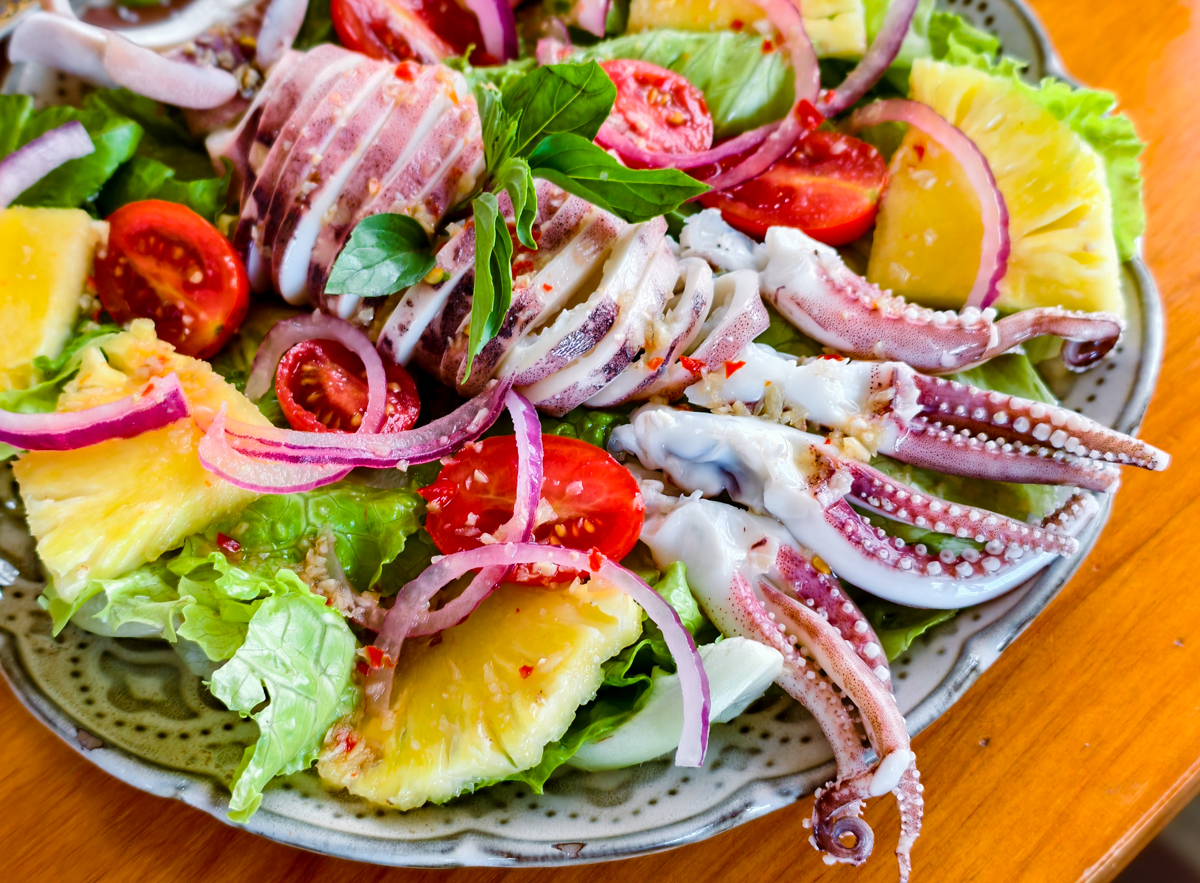 [墾丁]肥貓南洋餐室-墾丁恆春必去南洋風餐廳~一秒出國的森林系盆栽!必點叻沙麵、泰式海鮮酸辣麵 @美食好芃友（芃芃）