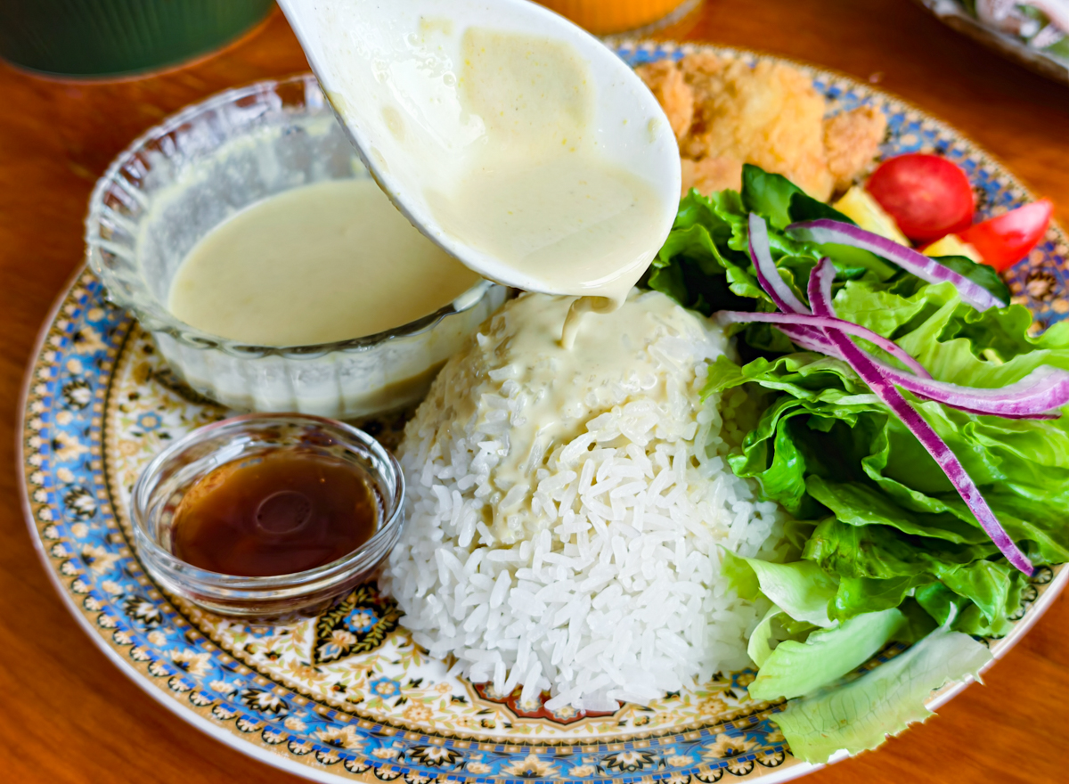 [墾丁]肥貓南洋餐室-墾丁恆春必去南洋風餐廳~一秒出國的森林系盆栽!必點叻沙麵、泰式海鮮酸辣麵 @美食好芃友（芃芃）