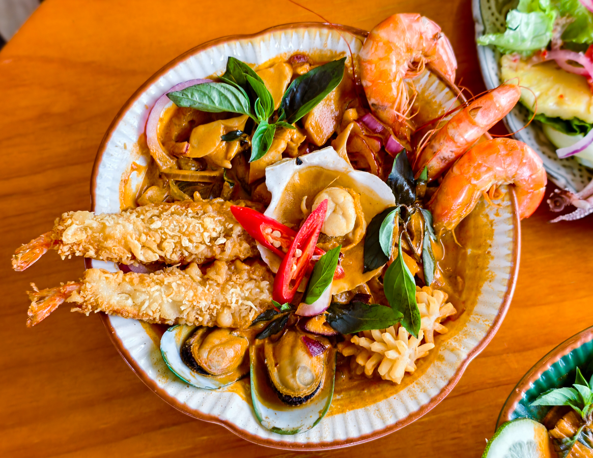 [墾丁]肥貓南洋餐室-墾丁恆春必去南洋風餐廳~一秒出國的森林系盆栽!必點叻沙麵、泰式海鮮酸辣麵 @美食好芃友（芃芃）