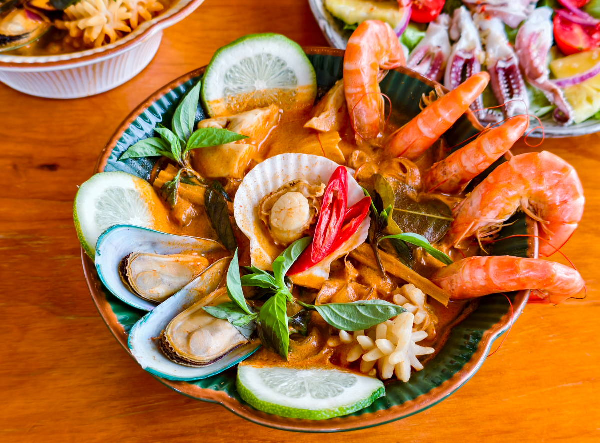 [墾丁]肥貓南洋餐室-墾丁恆春必去南洋風餐廳~一秒出國的森林系盆栽!必點叻沙麵、泰式海鮮酸辣麵 @美食好芃友（芃芃）