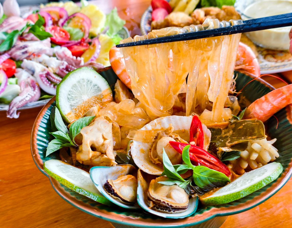 [墾丁]肥貓南洋餐室-墾丁恆春必去南洋風餐廳~一秒出國的森林系盆栽!必點叻沙麵、泰式海鮮酸辣麵 @美食好芃友（芃芃）