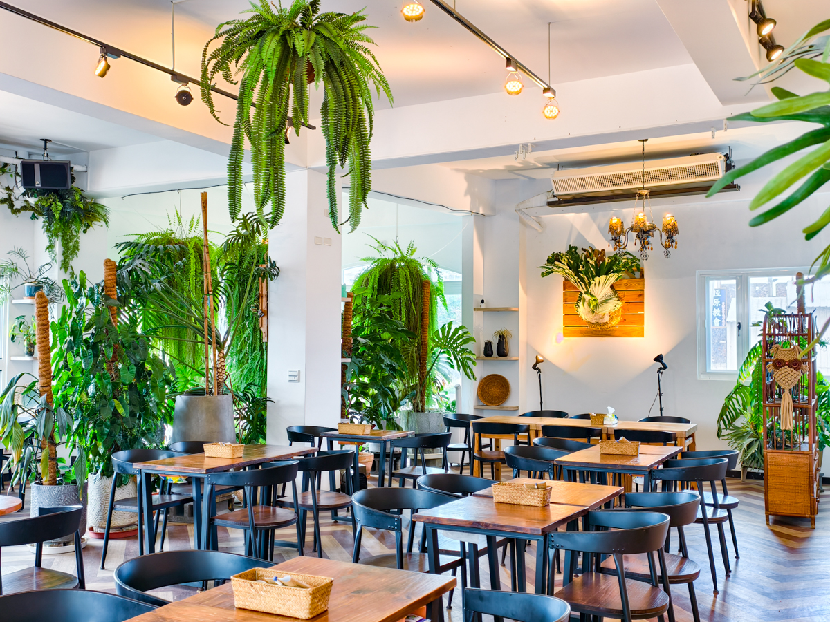 [墾丁]肥貓南洋餐室-墾丁恆春必去南洋風餐廳~一秒出國的森林系盆栽!必點叻沙麵、泰式海鮮酸辣麵 @美食好芃友（芃芃）