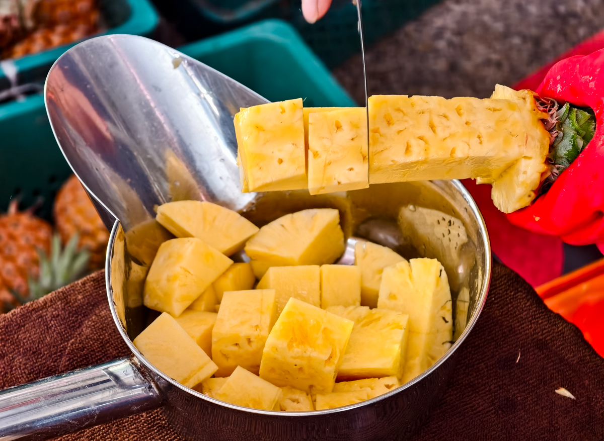 [高雄]內惟市場現削鳳梨-買鳳梨還要抽號碼牌?每日兩小時完售超甜自種大樹鳳梨 @美食好芃友（芃芃）