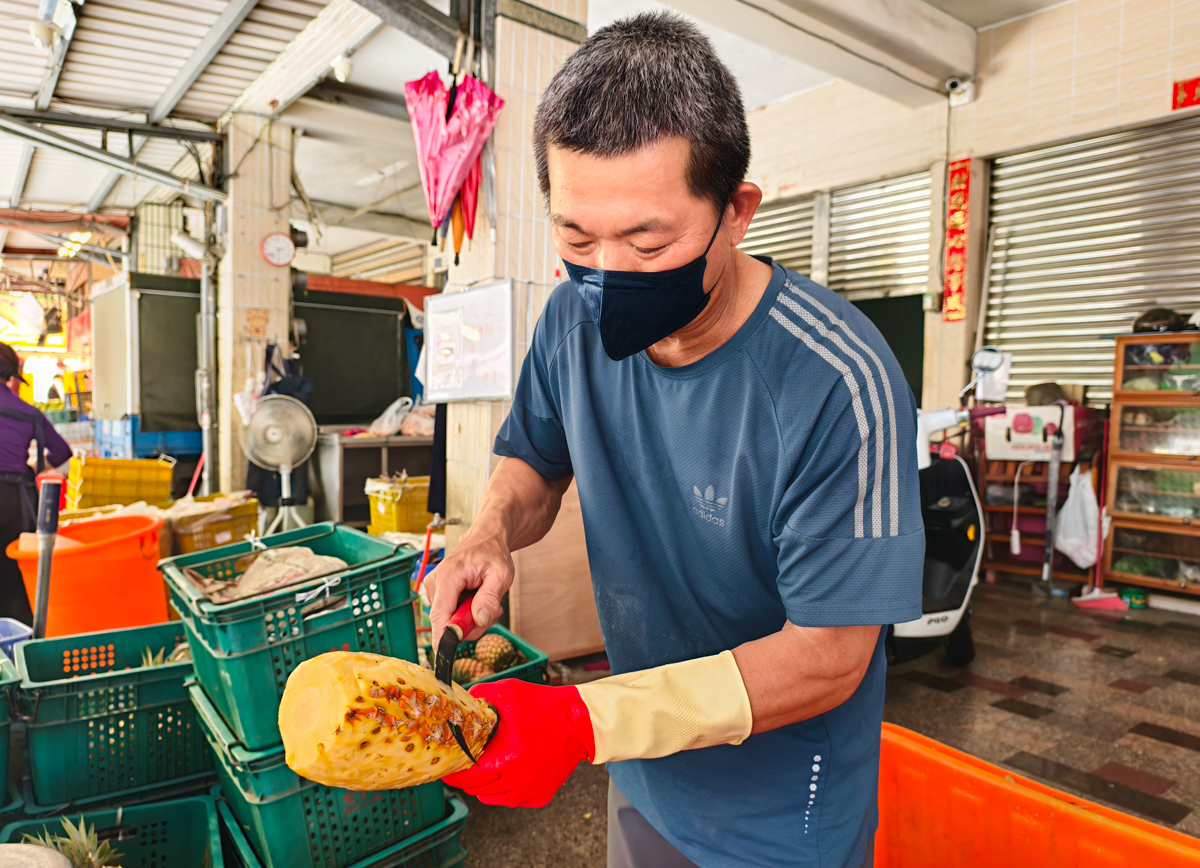 [高雄]內惟市場現削鳳梨-買鳳梨還要抽號碼牌?每日兩小時完售超甜自種大樹鳳梨 @美食好芃友（芃芃）