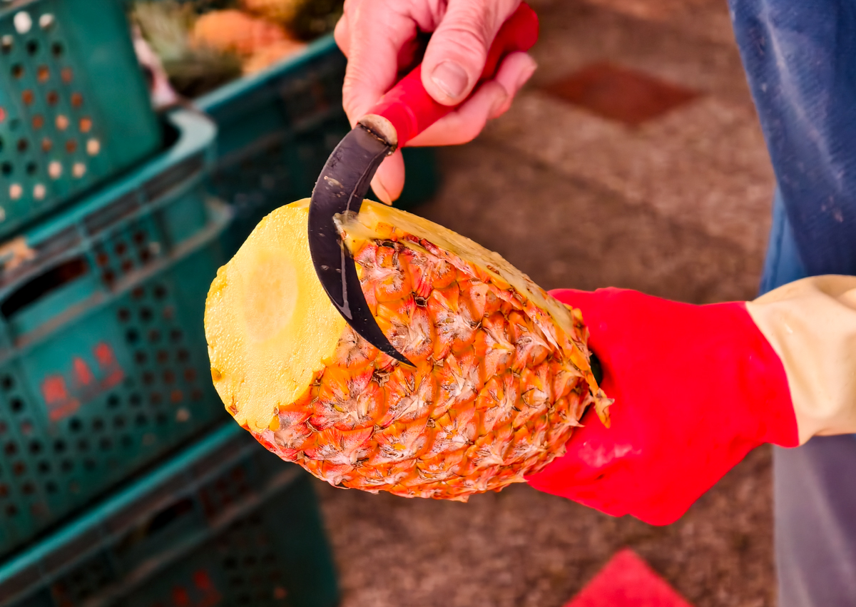 [高雄]內惟市場現削鳳梨-買鳳梨還要抽號碼牌?每日兩小時完售超甜自種大樹鳳梨 @美食好芃友（芃芃）