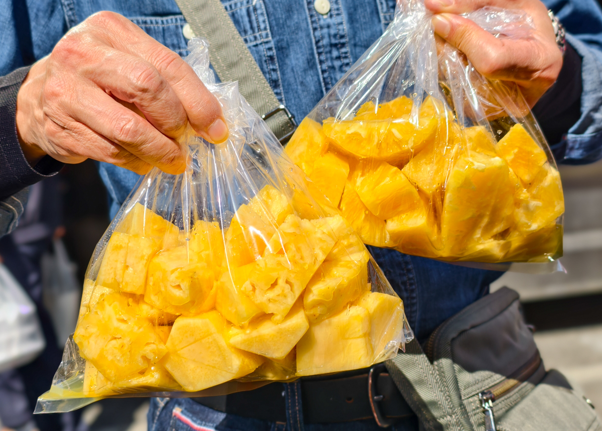 [高雄]內惟市場現削鳳梨-買鳳梨還要抽號碼牌?每日兩小時完售超甜自種大樹鳳梨 @美食好芃友（芃芃）