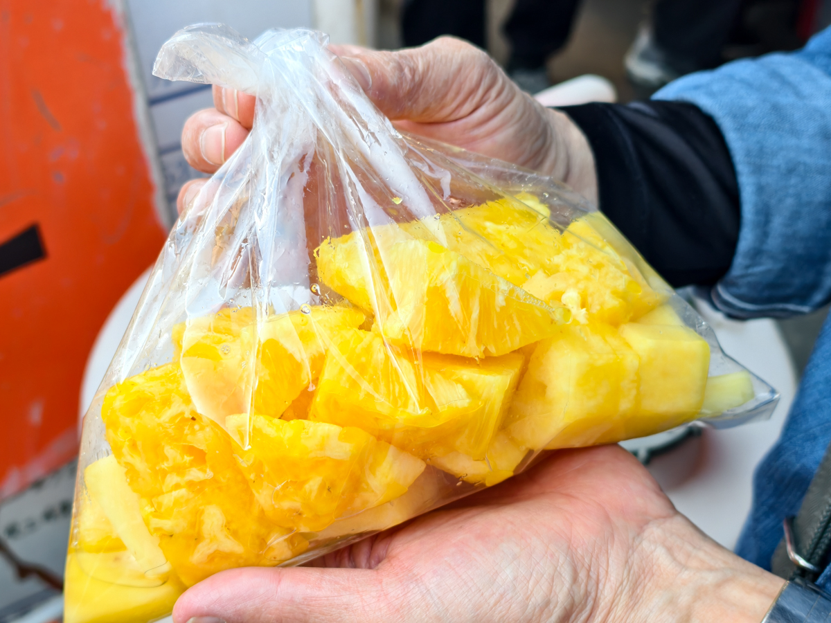 [高雄]內惟市場現削鳳梨-買鳳梨還要抽號碼牌?每日兩小時完售超甜自種大樹鳳梨 @美食好芃友（芃芃）