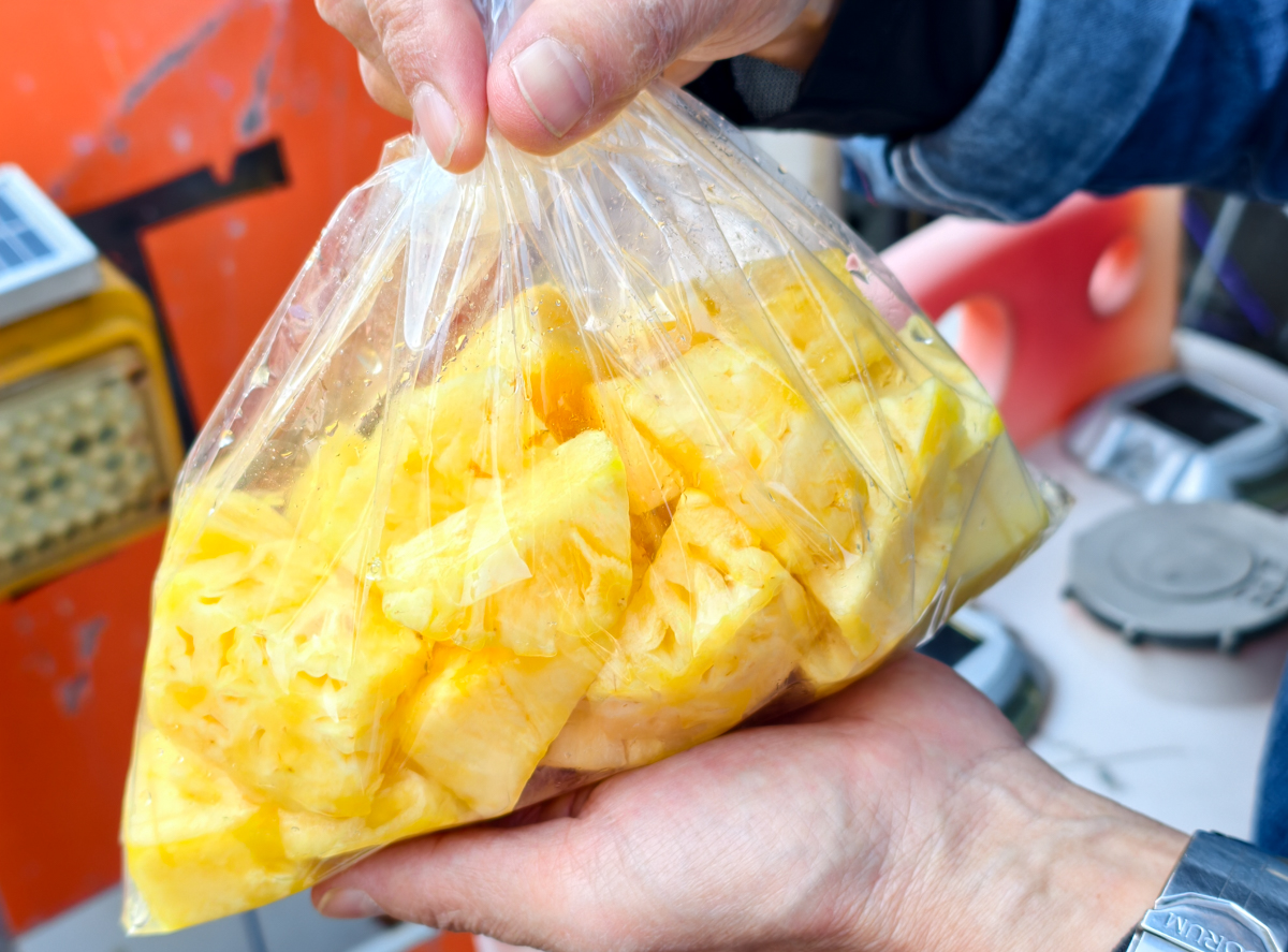[高雄]內惟市場現削鳳梨-買鳳梨還要抽號碼牌?每日兩小時完售超甜自種大樹鳳梨 @美食好芃友（芃芃）