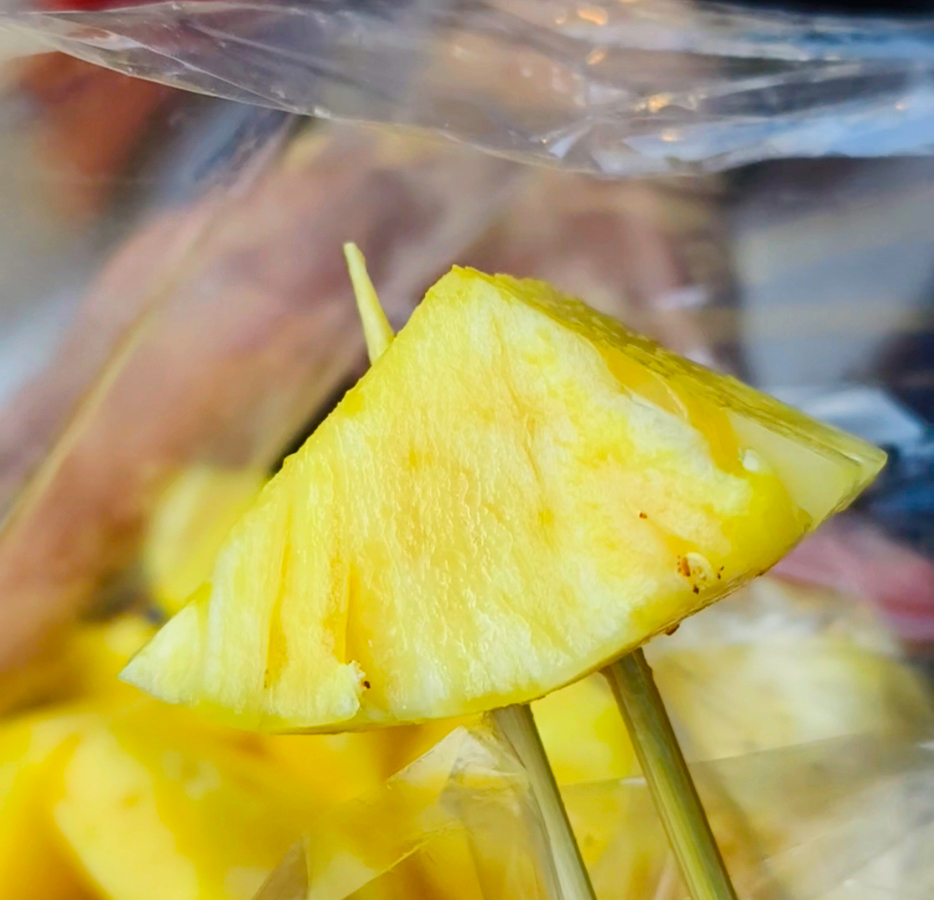 [高雄]內惟市場現削鳳梨-買鳳梨還要抽號碼牌?每日兩小時完售超甜自種大樹鳳梨 @美食好芃友（芃芃）