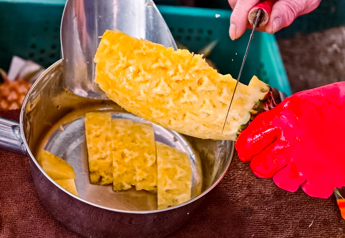 [高雄]內惟市場現削鳳梨-買鳳梨還要抽號碼牌?每日兩小時完售超甜自種大樹鳳梨 @美食好芃友（芃芃）