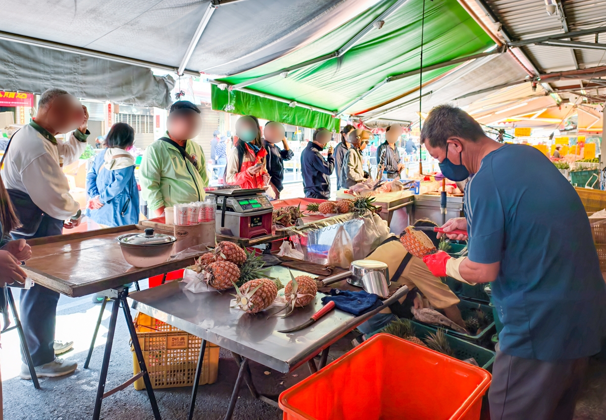 [高雄]內惟市場現削鳳梨-買鳳梨還要抽號碼牌?每日兩小時完售超甜自種大樹鳳梨 @美食好芃友（芃芃）
