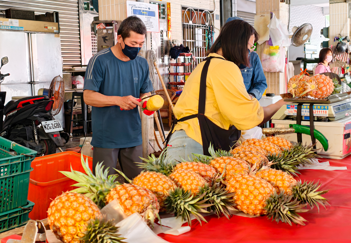 [高雄]內惟市場現削鳳梨-買鳳梨還要抽號碼牌?每日兩小時完售超甜自種大樹鳳梨 @美食好芃友（芃芃）