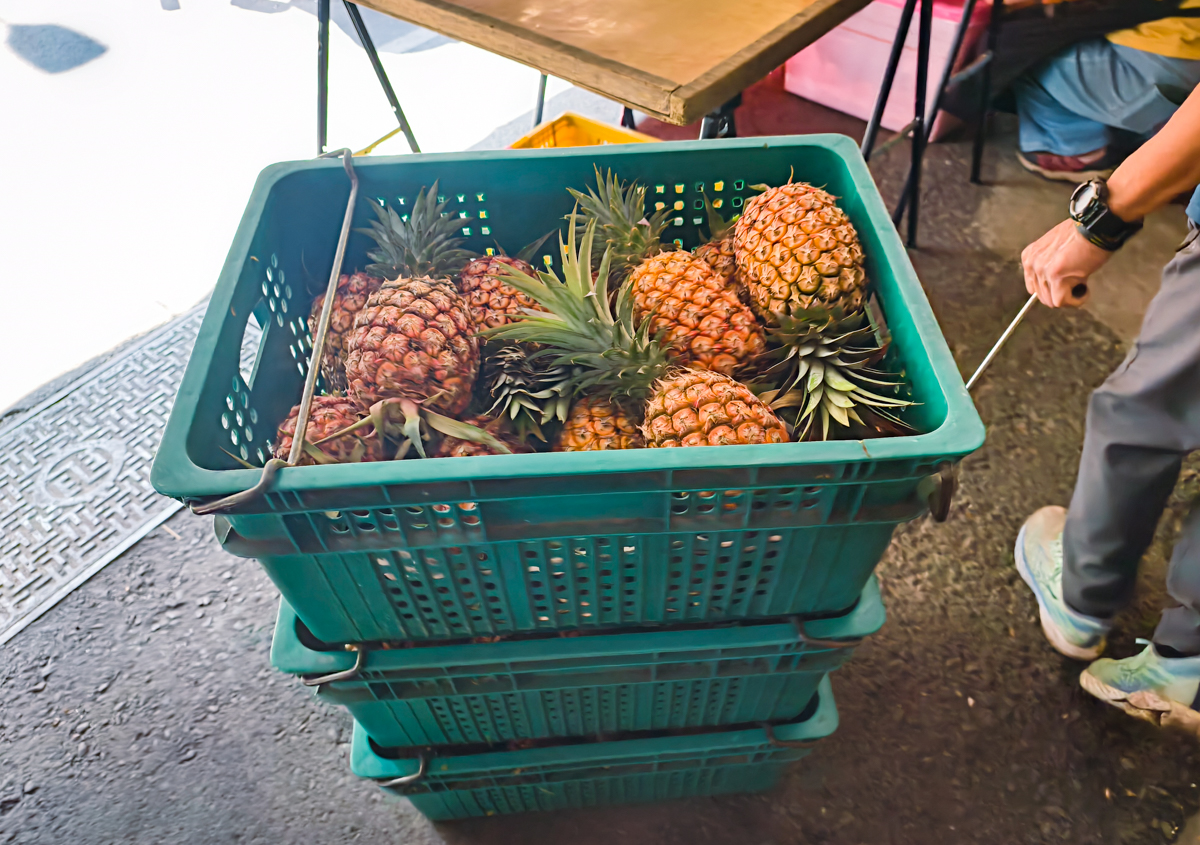 [高雄]內惟市場現削鳳梨-買鳳梨還要抽號碼牌?每日兩小時完售超甜自種大樹鳳梨 @美食好芃友（芃芃）