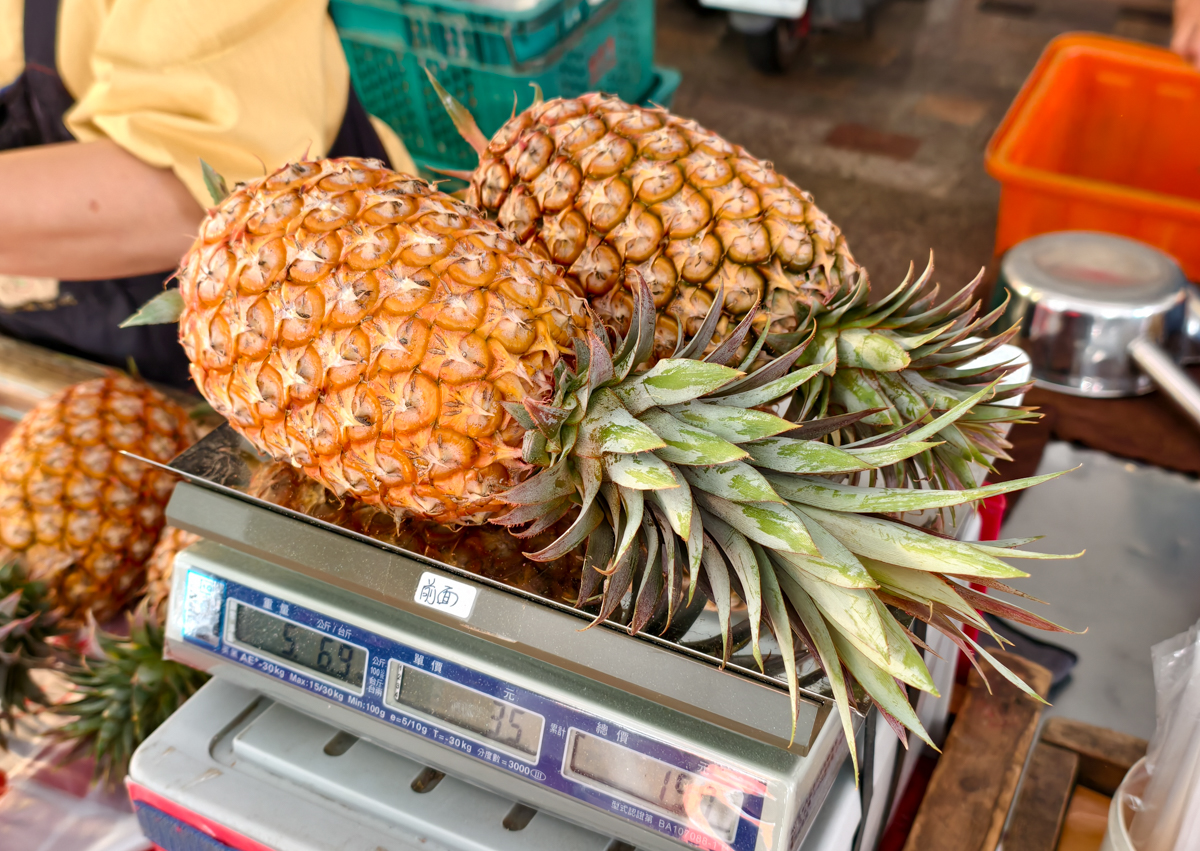 [高雄]內惟市場現削鳳梨-買鳳梨還要抽號碼牌?每日兩小時完售超甜自種大樹鳳梨 @美食好芃友（芃芃）