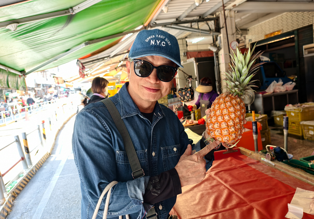 [高雄]內惟市場現削鳳梨-買鳳梨還要抽號碼牌?每日兩小時完售超甜自種大樹鳳梨 @美食好芃友（芃芃）