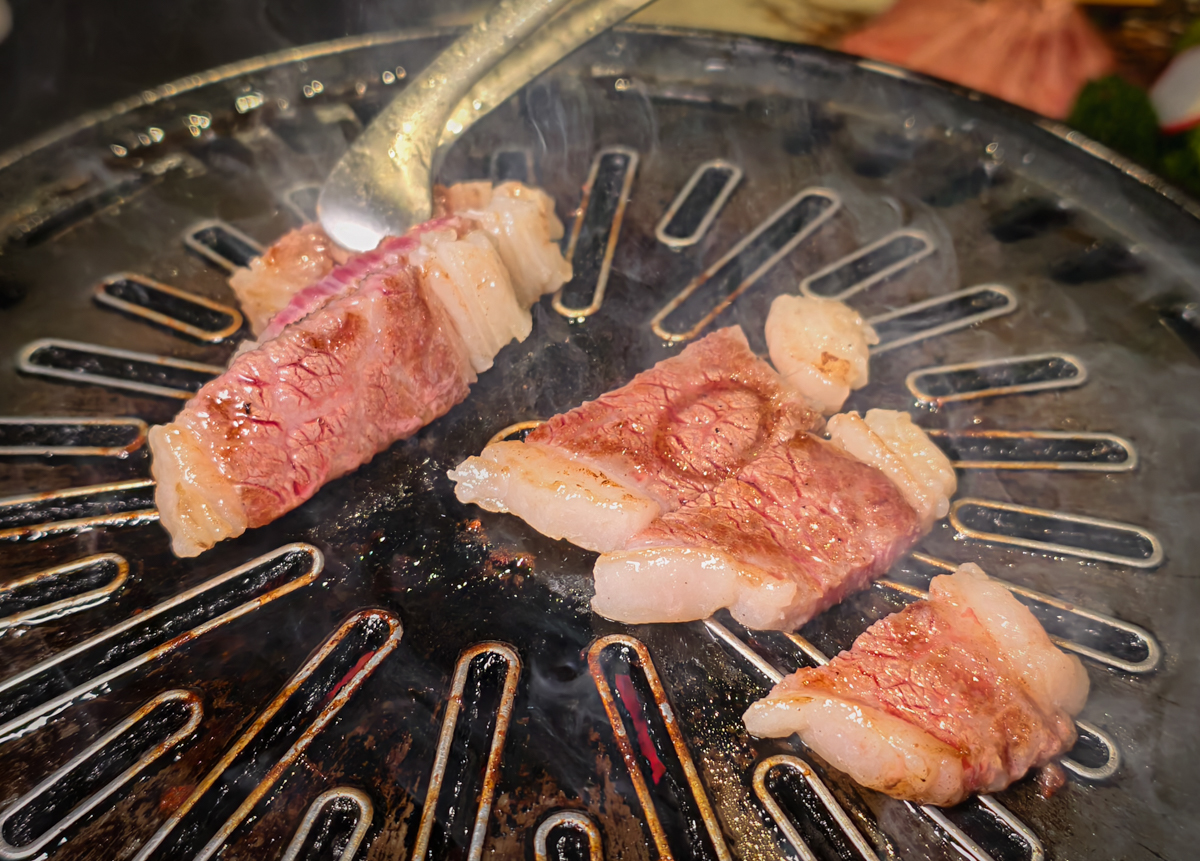 [高雄美食]湛燃燒肉-高雄火車站前人氣高雄燒肉店!超值吃和牛2588雙饗和牛豚肉雙人餐 @美食好芃友（芃芃）