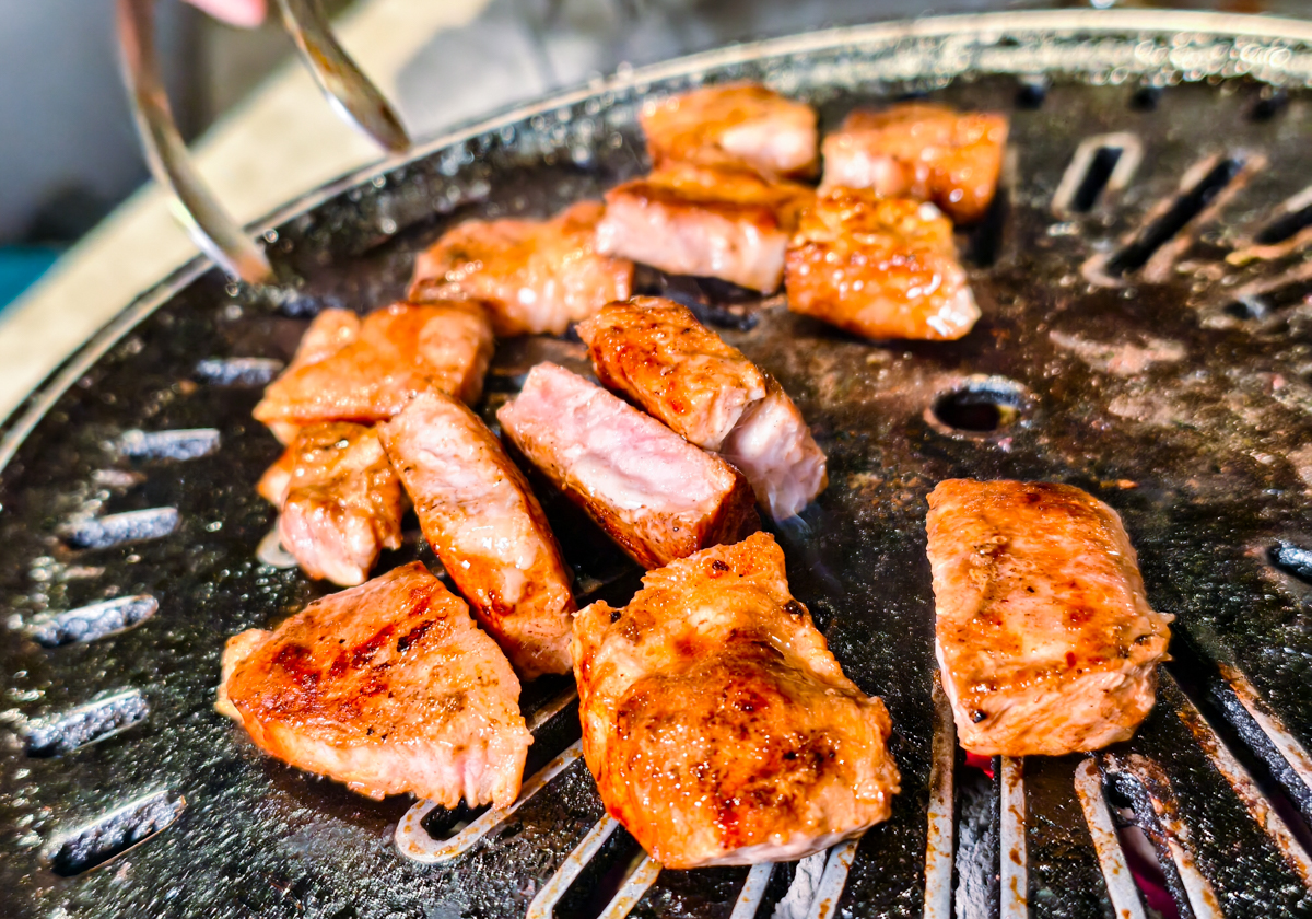 [高雄美食]湛燃燒肉-高雄火車站前人氣高雄燒肉店!超值吃和牛2588雙饗和牛豚肉雙人餐 @美食好芃友（芃芃）