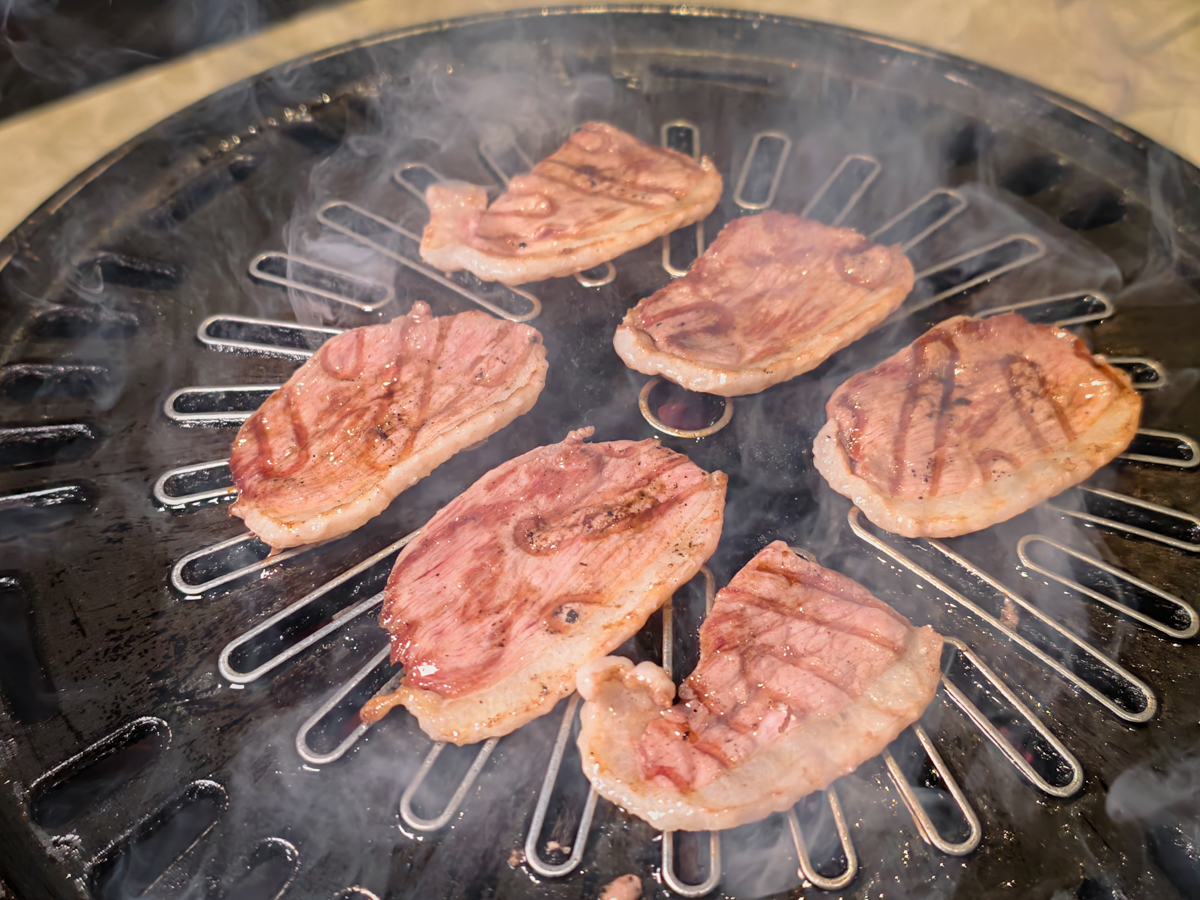 [高雄美食]湛燃燒肉-高雄火車站前人氣高雄燒肉店!超值吃和牛2588雙饗和牛豚肉雙人餐 @美食好芃友（芃芃）