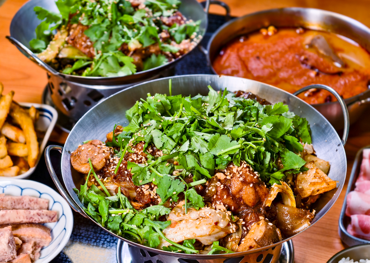 [高雄]紅嘴巴麻辣乾鍋-三多商圈隱藏版高雄宵夜!香麻帶勁好吃高雄麻辣乾鍋~科學麵、冬粉、白飯、飲料無限續 @美食好芃友（芃芃）