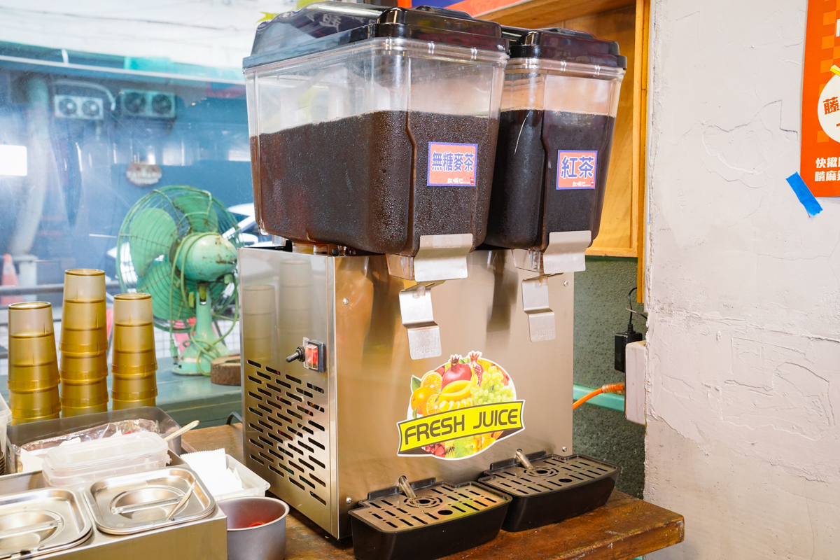 [高雄]紅嘴巴麻辣乾鍋-三多商圈隱藏版高雄宵夜!香麻帶勁好吃高雄麻辣乾鍋~科學麵、冬粉、白飯、飲料無限續 @美食好芃友（芃芃）