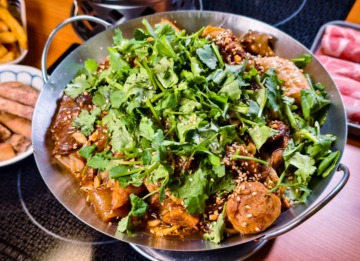 [高雄]紅嘴巴麻辣乾鍋-三多商圈隱藏版高雄宵夜!香麻帶勁好吃高雄麻辣乾鍋~科學麵、冬粉、白飯、飲料無限續 @美食好芃友（芃芃）