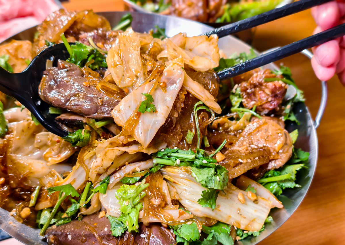 [高雄]紅嘴巴麻辣乾鍋-三多商圈隱藏版高雄宵夜!香麻帶勁好吃高雄麻辣乾鍋~科學麵、冬粉、白飯、飲料無限續 @美食好芃友（芃芃）