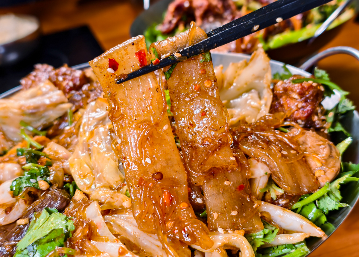 [高雄]紅嘴巴麻辣乾鍋-三多商圈隱藏版高雄宵夜!香麻帶勁好吃高雄麻辣乾鍋~科學麵、冬粉、白飯、飲料無限續 @美食好芃友（芃芃）