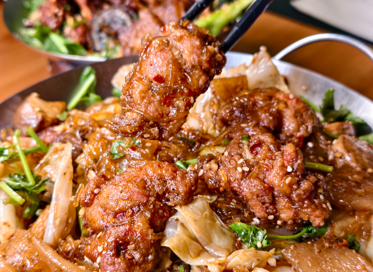 [高雄]紅嘴巴麻辣乾鍋-三多商圈隱藏版高雄宵夜!香麻帶勁好吃高雄麻辣乾鍋~科學麵、冬粉、白飯、飲料無限續 @美食好芃友（芃芃）