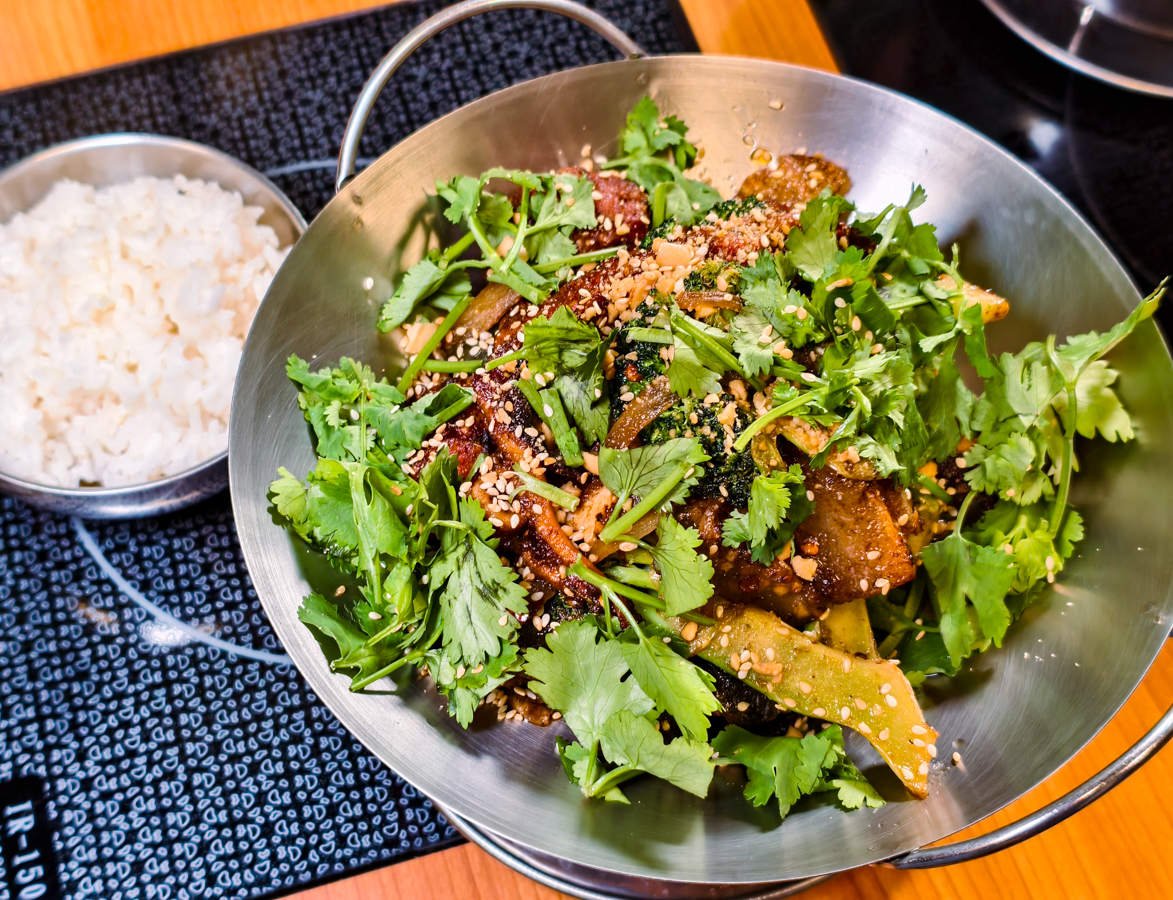 [高雄]紅嘴巴麻辣乾鍋-三多商圈隱藏版高雄宵夜!香麻帶勁好吃高雄麻辣乾鍋~科學麵、冬粉、白飯、飲料無限續 @美食好芃友（芃芃）